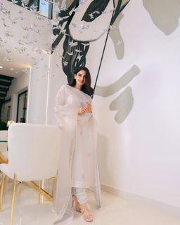 Saba Qamar feet photo thumbnail