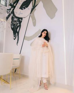 Saba Qamar feet photo thumbnail