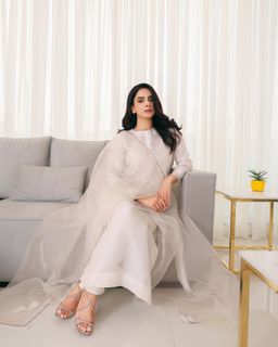 Saba Qamar feet photo thumbnail