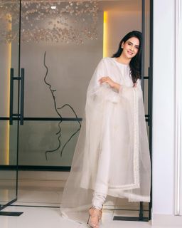 Saba Qamar feet photo thumbnail