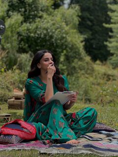 Saba Qamar feet photo thumbnail