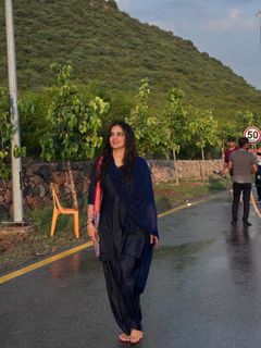 Saba Qamar feet photo thumbnail