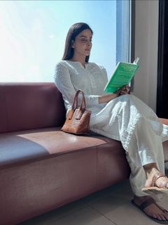 Saba Qamar feet photo thumbnail