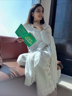 Saba Qamar feet photo thumbnail