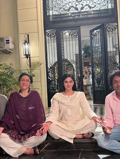 Saba Qamar feet photo thumbnail