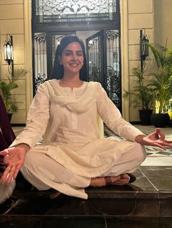 Saba Qamar feet photo thumbnail