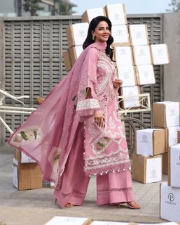 Saba Qamar feet photo 12