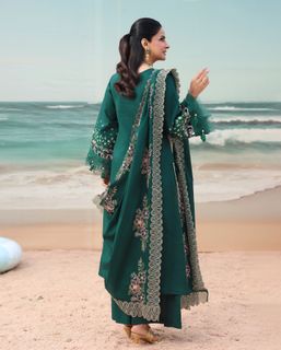 Saba Qamar feet photo 8