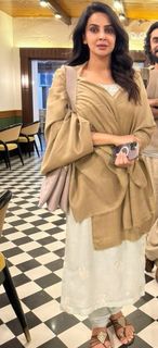 Saba Qamar feet photo 3