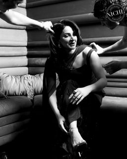 Saba Qamar feet photo 10