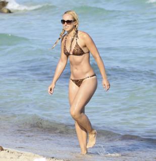 Sabine Lisicki feet photo thumbnail