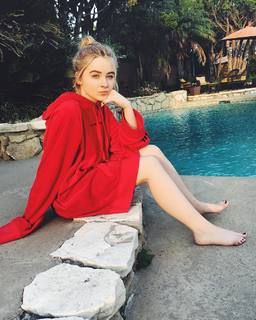 Sabrina Carpenter feet photo thumbnail