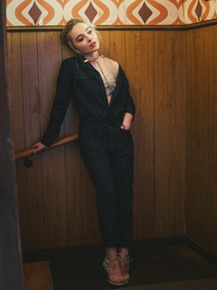 Sabrina Carpenter feet photo thumbnail