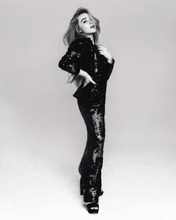 Sabrina Carpenter feet photo thumbnail