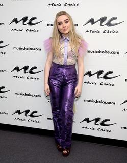 Sabrina Carpenter feet photo thumbnail