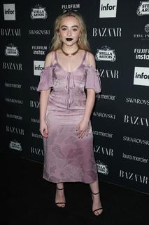 Sabrina Carpenter feet photo thumbnail