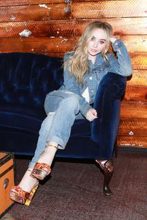 Sabrina Carpenter feet photo thumbnail