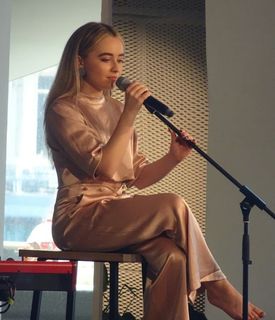 Sabrina Carpenter feet photo thumbnail