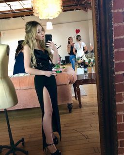 Sabrina Carpenter feet photo thumbnail