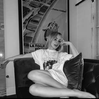 Sabrina Carpenter feet photo thumbnail