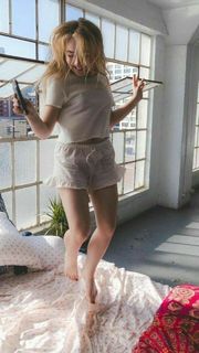 Sabrina Carpenter feet photo thumbnail