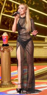 Sabrina Carpenter feet photo thumbnail