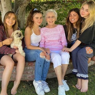Sabrina Carpenter feet photo thumbnail