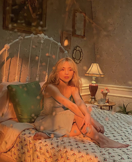 Sabrina Carpenter feet photo thumbnail