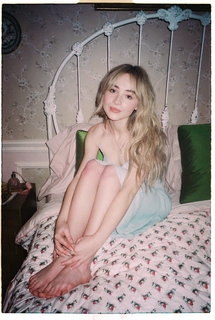 Sabrina Carpenter feet photo thumbnail