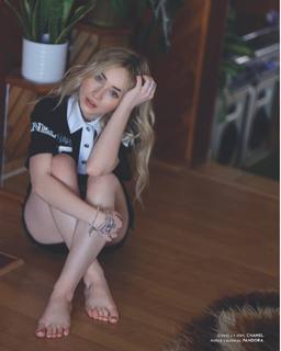 Sabrina Carpenter feet photo thumbnail