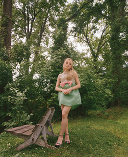 Sabrina Carpenter feet photo thumbnail