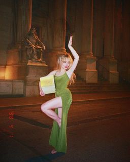 Sabrina Carpenter feet photo thumbnail