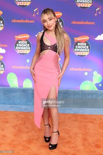 Sabrina Carpenter feet photo thumbnail
