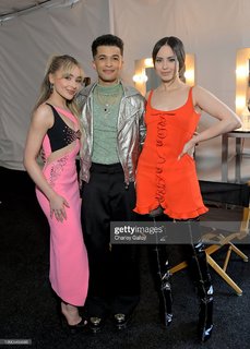 Sabrina Carpenter feet photo thumbnail