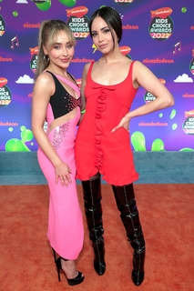 Sabrina Carpenter feet photo thumbnail