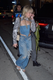 Sabrina Carpenter feet photo thumbnail