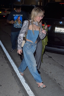 Sabrina Carpenter feet photo thumbnail