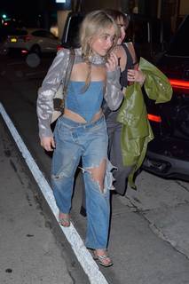 Sabrina Carpenter feet photo thumbnail