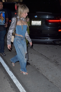 Sabrina Carpenter feet photo thumbnail