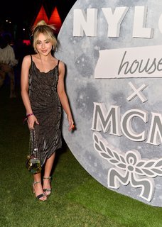 Sabrina Carpenter feet photo thumbnail