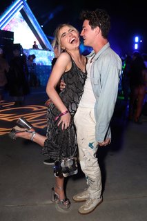 Sabrina Carpenter feet photo thumbnail