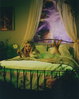 Sabrina Carpenter feet photo thumbnail