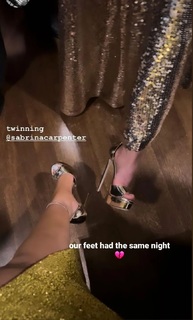 Sabrina Carpenter feet photo thumbnail