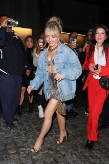 Sabrina Carpenter feet photo thumbnail