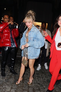 Sabrina Carpenter feet photo thumbnail
