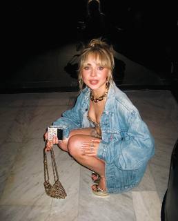 Sabrina Carpenter feet photo thumbnail