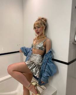 Sabrina Carpenter feet photo thumbnail