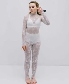 Sabrina Carpenter feet photo thumbnail