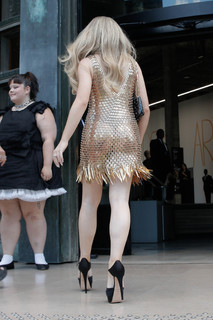 Sabrina Carpenter feet photo thumbnail