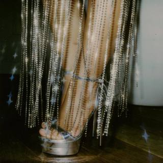 Sabrina Carpenter feet photo thumbnail